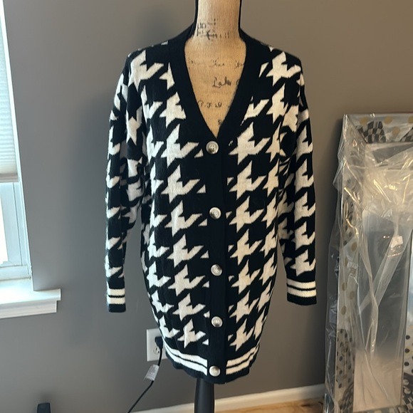 Cupshe Houndstooth Button-Front Longline Cardigan
M/Black - Picture 3 of 3